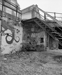 855388 Gezicht op de vervallen werf en werfmuren bij de Geertebrug over de Oudegracht te Utrecht.
